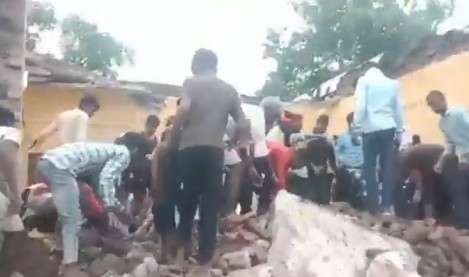 Srušila se škola u Indiji dok su deca imala nastavu: Ima mrtvih i zarobljenih pod ruševinama (VIDEO)