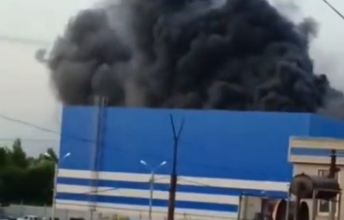 U momentu se digao crn gust dim: Ovo je trenutak kada je ukrajinski dron pogodio ruski aerodrom (VIDEO)