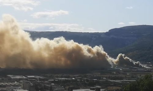 Veliki požar u Mostaru: Gust dim kulja iz poznate fabrike (VIDEO)