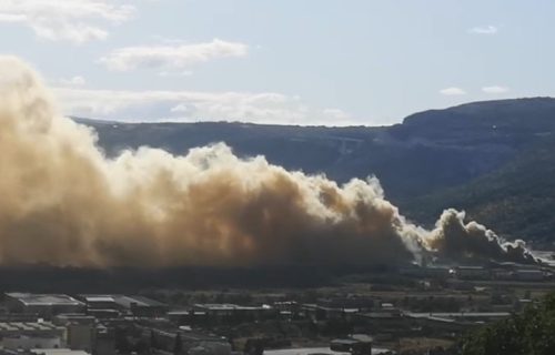 Veliki požar u Mostaru: Gust dim kulja iz poznate fabrike (VIDEO)