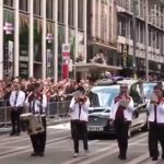 Dirljiva scena tokom povorke pred sahranu Ozija Ozborna: Muzičari sviraju jesnu pesmu! Poslušajte (VIDEO)
