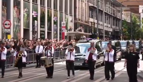 Dirljiva scena tokom povorke pred sahranu Ozija Ozborna: Muzičari sviraju jesnu pesmu! Poslušajte (VIDEO)