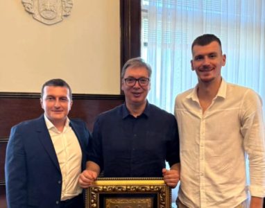 Predsednik Vučić se susreo sa Simanićem i Novicom Motikom (FOTO)
