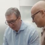 Vučić i Vučević snimali kako prave sendviče, predsednik u šali objasnio šta se obavezno stavlja (VIDEO)