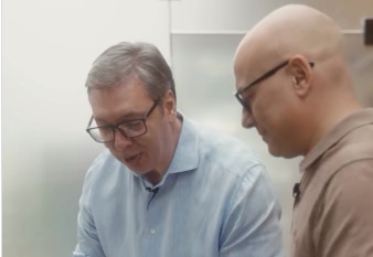 Vučić i Vučević snimali kako prave sendviče, predsednik u šali objasnio šta se obavezno stavlja (VIDEO)