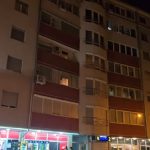 Dete (7) palo sa petog sprata u Novom Pazaru: Transportovano je u Beograd na dalje lečenje