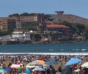 Na ivici katastrofe: Borbeni avion umalo pokosio punu plažu ljudi, od snimka zastaje dah