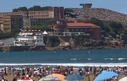 Na ivici katastrofe: Borbeni avion umalo pokosio punu plažu ljudi, od snimka zastaje dah