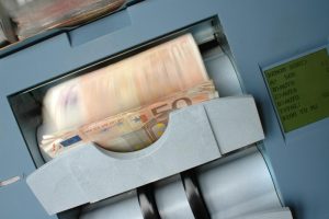 “Tražili su lično vlasnika računa”: Iskopao pokojnu sestru i doneo je pred banku