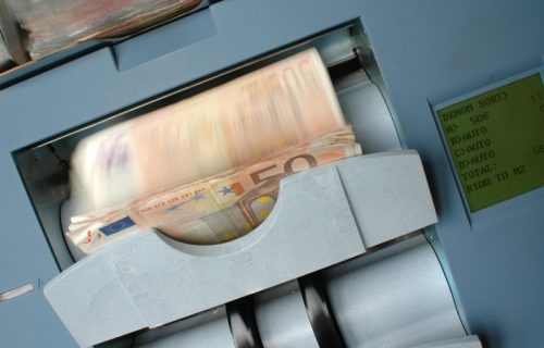 "Tražili su lično vlasnika računa": Iskopao pokojnu sestru i doneo je pred banku