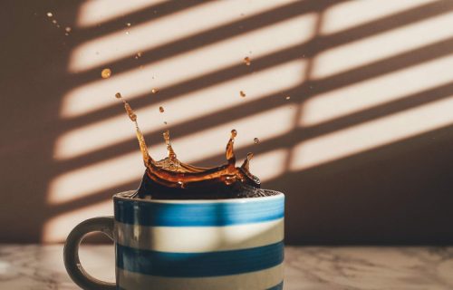 Topla ili hladna kafa? Evo kako utiču na vas i vaše raspoloženje