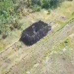 Ukrajinci snimili uništeno "čudovište": Liči na brdo sa gusenicama, gađali ga sa 60 dronova (VIDEO)