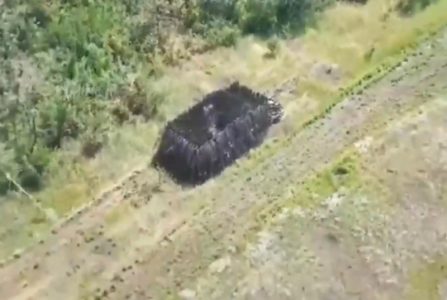 Ukrajinci snimili uništeno “čudovište”: Liči na brdo sa gusenicama, gađali ga sa 60 dronova (VIDEO)