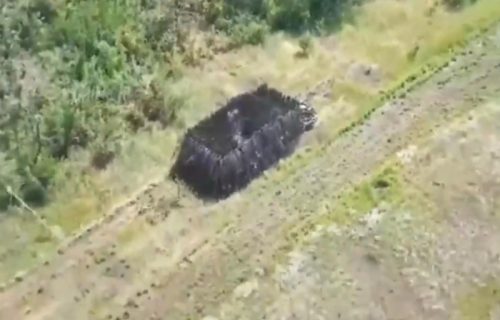 Ukrajinci snimili uništeno "čudovište": Liči na brdo sa gusenicama, gađali ga sa 60 dronova (VIDEO)