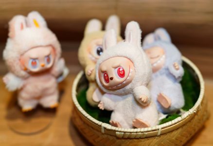 Pomama za Labubu lutkama zaintrigirala i teoretičare zavere: “To je Pazuzu, demon koji je opsedao devojčicu” (FOTO)