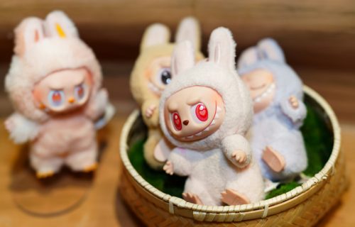Pomama za Labubu lutkama zaintrigirala i teoretičare zavere: "To je Pazuzu, demon koji je opsedao devojčicu" (FOTO)