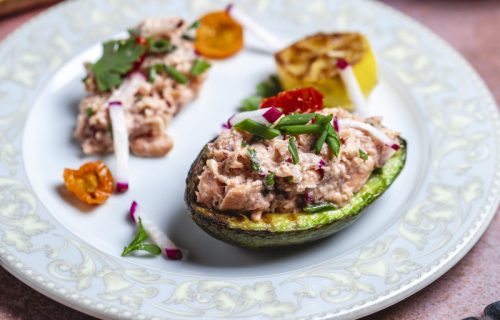 Brz i zdrav letnji obrok bez kuvanja: Tunjevina i avokado u savršenom spoju (RECEPT)