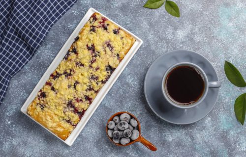 Letnji voćni kolač: Sastoji se od samo pet namirnica (RECEPT+VIDEO)