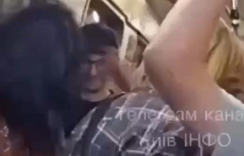 Putnica uzviknula "Slava Rusiji" u kijevskom metrou, usledila je brutalna reakcija (VIDEO)