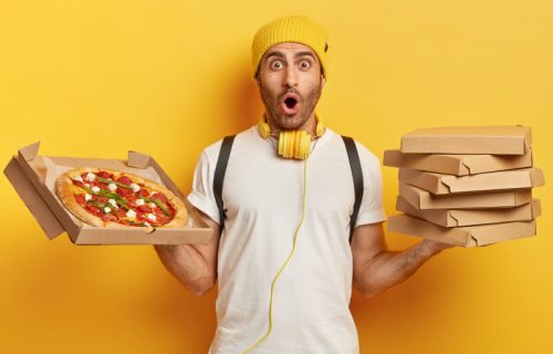 Bizarna kraljica brzih zalogaja: Pica sa pomfritom, viršlama i druge najčudnije pice sveta (VIDEO)