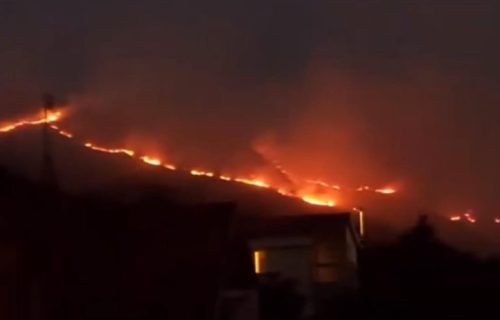 Dramatični snimci iz Mostara: Požar se širi po vrletima, povređen jedan vatrogasac (VIDEO)