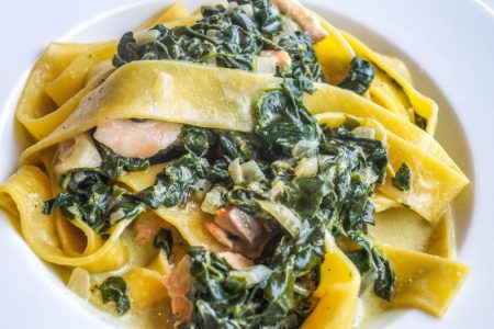 Brz i lagan ručak za celu porodicu: Taljatele sa piletinom i spanaćem će vas oduševiti (RECEPT)