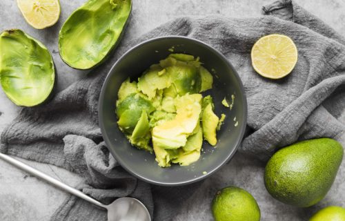 Zdravija verzija majoneza: Bez jaja, potrebni su avokado, limun, senf i začini (RECEPT)