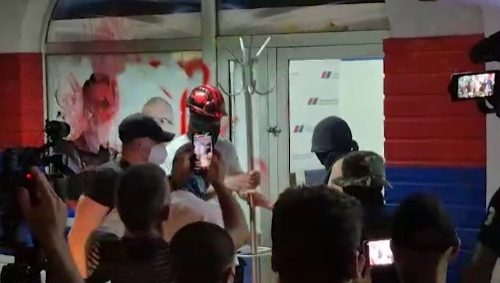Skupovi i danas u više gradova: Incidenti u centru Beograda, demolirane prostorije SNS u Novom Sadu
