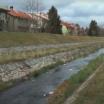 Odvratan prizor u Nišu: Presušila reka, a na dnu korita ostale naslage smeća