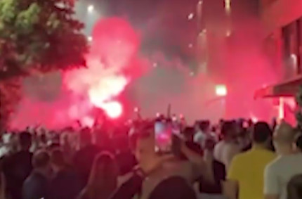 Veliki incidenti u Valjevu: Demonstranti zapalili prostorije SNS-a i ulaz u Gradsku upravu
