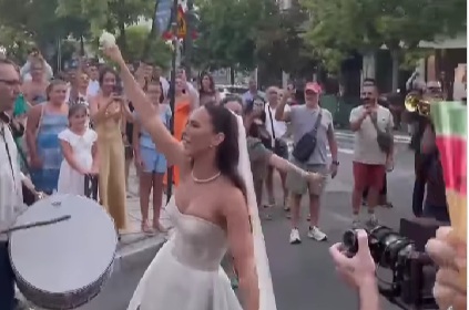 Mlada iz Srbije oduševila Solun i ceo internet: Zaigrala u venčanici nasred ulice, saobraćaj stao (VIDEO)