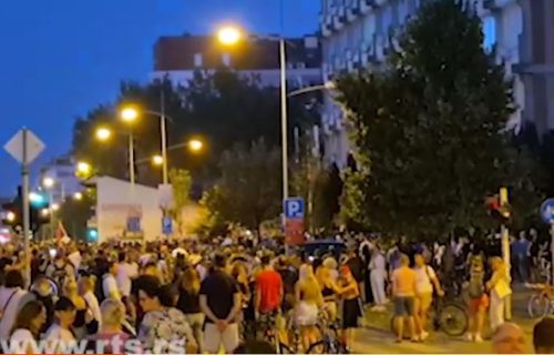 Protesti ispred policijskih uprava i prostorija SNS-a u više gradova u Srbiji