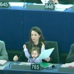 Beba u parlamentu, simbol duge revolucije: Rad i porodica i dalje neusklađeni (VIDEO)