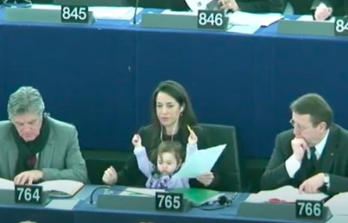 Beba u parlamentu, simbol duge revolucije: Rad i porodica i dalje neusklađeni (VIDEO)