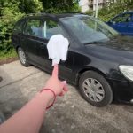Znate li šta znači beli peškir na retrovizoru? Ljudi masovno praktikuju ovaj trik, razlog je genijalan (VIDEO)