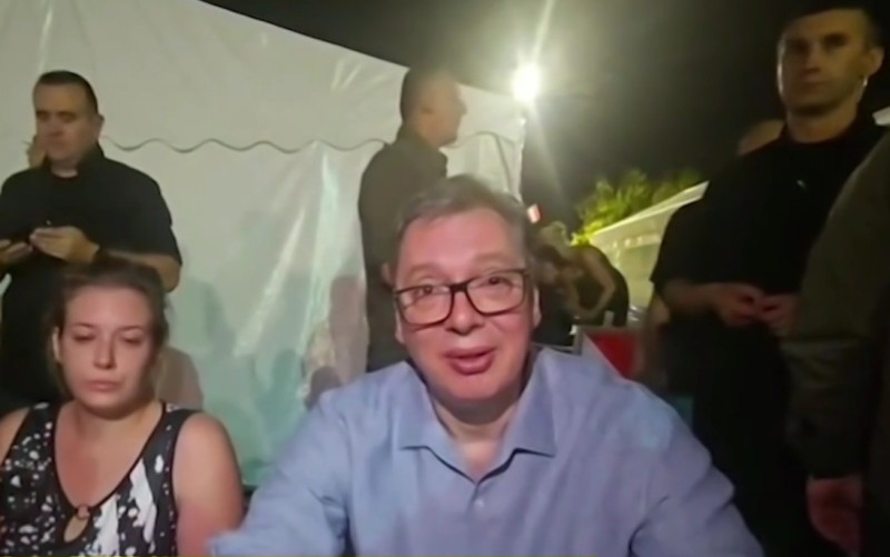 Predsednik Vučić peške stigao u Pionirski park: Blokaderi najavljuju napad (VIDEO)