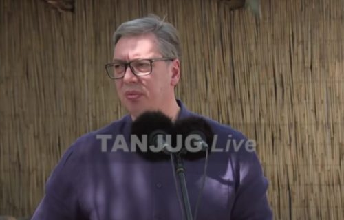 Vučić u Rakovici posetio jedanaestočlanu porodicu: "Uradićemo ono što smo obećali građanima" (VIDEO)
