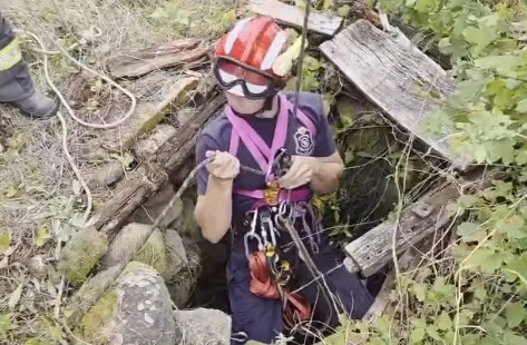 E, ovo je spasavanje: MUP objavio snimak, vatrogasac se spušta u bunar dubok 10 metara da bi joj pomogao