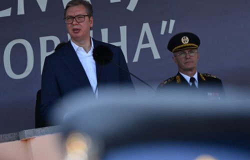 "Otpočinjete najhrabriji posao na svetu": Vučić na promociji najmlađih oficira Vojske Srbije