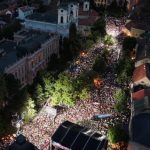 Više od 30.000 ljudi po kiši u Sremskim Karlovcima obeležilo Dan sećanja na stradale u akciji "Oluja"