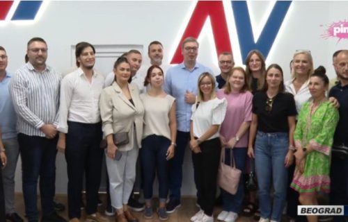 Vučić posetio demolirane prostorije SNS: "Okupljanja u 50 mesta u Srbiji su protiv blokada, ne blokadera"