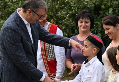 Vučić u Banstolu obilazi porodicu Radan koja je u "Oluji" proterana iz sela kod Knina (VIDEO)