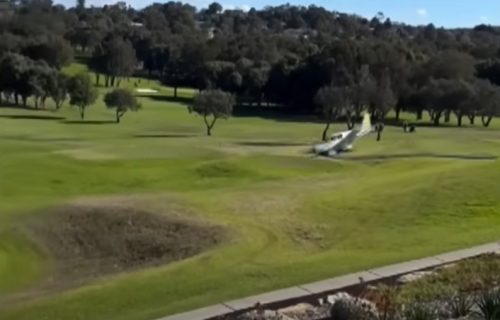 Avion se iznenada obrušio na golf teren: Ljudi vrište, dvoje lakše povređenih (VIDEO)