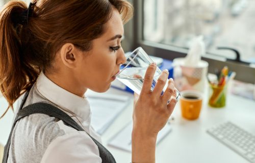 Umorni ste, nervozni, boli vas glava? Možda vam je potrebna samo velika čaša vode