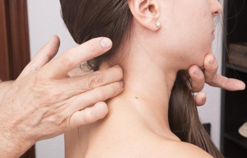 Bol u uhu i infekcije – oprez sa klimom i kupanjem u prljavim vodama