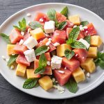 Osvežavajuća salata, probajte je dok leto ne prođe: Lubenica i breskve u savršenom spoju (RECEPT)