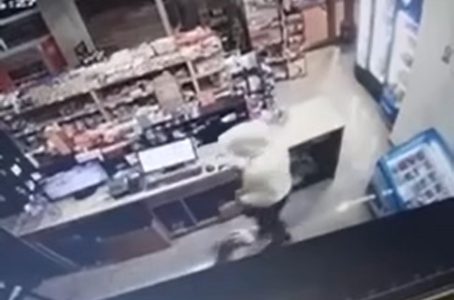 Objavljen snimak pljačke benzinske stanice, radnik je samo podigao ruke u vis (VIDEO)