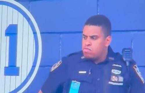 Policajac koji odmerava ženu postao hit na mrežama: Pogledajte kako "proverava da li nosi oružje" (VIDEO)
