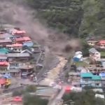 Bujica se sručila na planinsko selo: Nosi kuće kao igračke i ruši sve pred sobom, ima poginulih (VIDEO)
