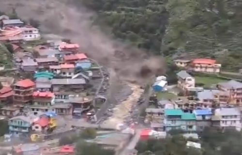 Bujica se sručila na planinsko selo: Nosi kuće kao igračke i ruši sve pred sobom, ima poginulih (VIDEO)